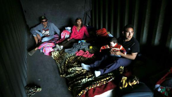 Pobladores de la zona costera de Iquique continúan viviendo en refugios pues las réplicas del terremoto del martes no cesan. (Reuters)