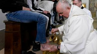 Papa Francisco lava los pies de doce jóvenes presos en Jueves Santo | FOTOS