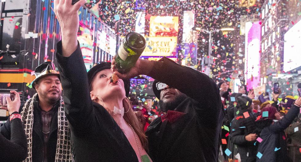La gente celebra a medianoche en Times Square el Año Nuevo 2023, en Nueva York, Estados Unidos. (EFE/EPA/SARAH YENESEL).