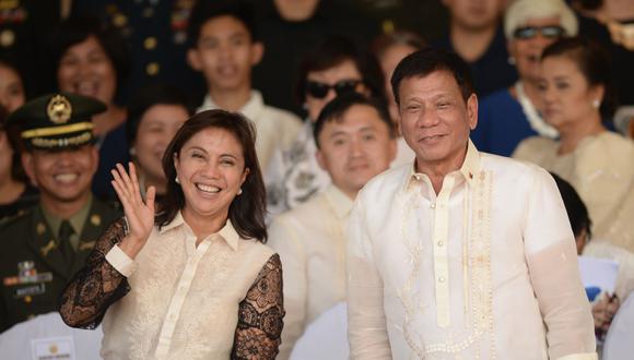 El presidente de Filipinas, Rodrigo Duterte posa para fotografías con el vicepresidente Leni Robredo después del desfile militar en el cuartel militar en Manila en el 2016. (Archivo / AFP)