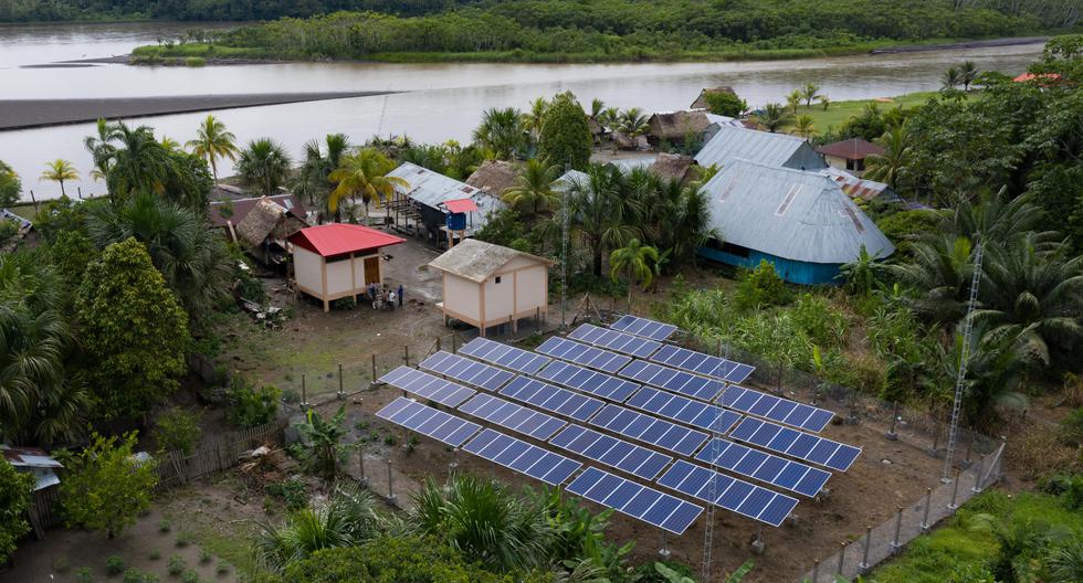 SELVA ELÉCTRICA. Profonanpe ha implementado 240 paneles de energía fotovoltaica, en el marco del Proyecto Humedales Datem del Marañón. Estos alimentan las dos plantas de fabricación de hielo en las comunidades de San Fernando y Musa Karusha. (Foto: Profonanpe)
