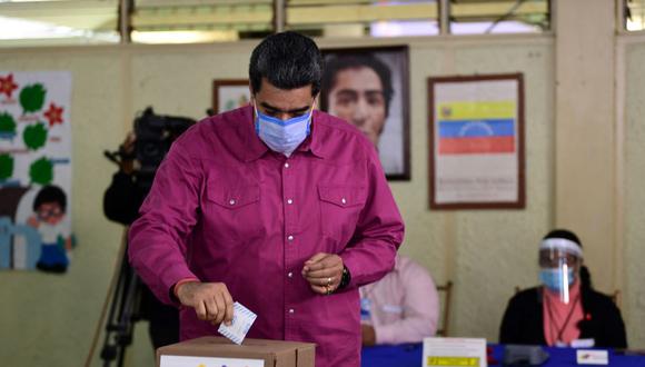 El presidente de Venezuela, Nicolás Maduro, emite su voto en un colegio en el Fuerte Tiuna, en Caracas, el 6 de diciembre de 2020 durante las elecciones legislativas. (YURI CORTEZ / AFP).