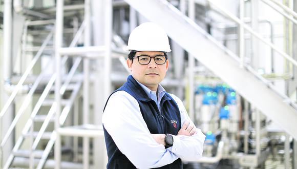 Claudio Rodríguez cuenta que en la planta de Huachipa se producen 3,5 mlls. de latas de leche al día. En total, sumando la producción de su planta en Arequipa, alcanzan los 4 millones de latas diarias (Foto: Alessandro Currarino)