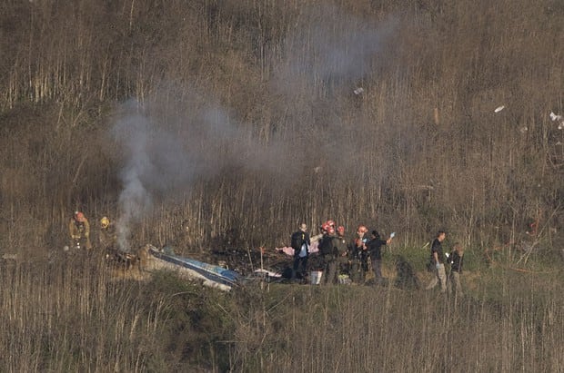 Los bomberos y el personal forense verificaron los restos en el lugar del accidente del helicóptero de Kobe Bryant, quien falleció junto a su hija de 13 años y otras siete personas (Foto: AFP)