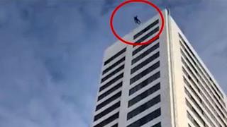 YouTube: Saltó de edificio de 75 metros de altura y se salvó de milagro [VIDEO]