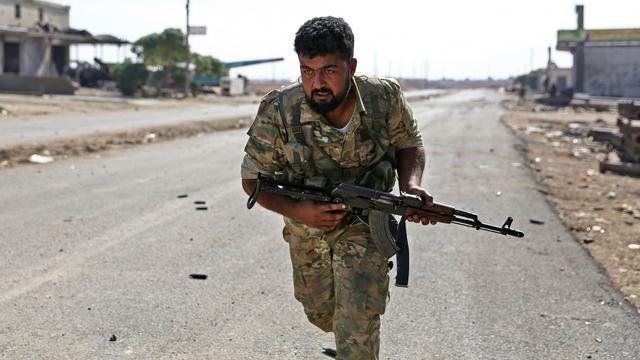 Un sirio que respalda a Turquía corre a lo largo de una carretera cerca de la ciudad de Ras al Ain, bastión de los kurdos en el norte de Siria. (AFP / Nazeer Al-khatib).