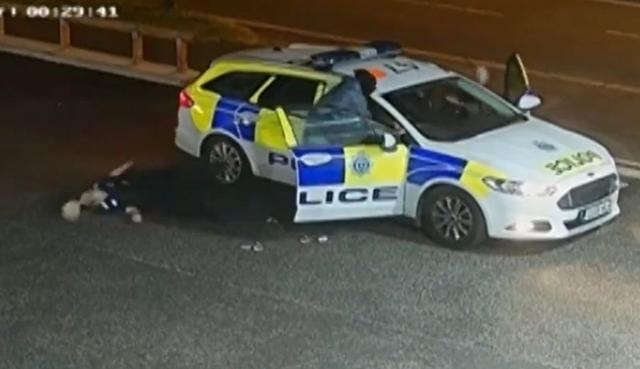 Unas cámaras de seguridad captaron un asalto ocurrido en un minimarket en Reino Unido. (YouTube)