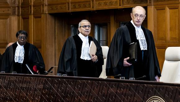 El presidente del tribunal, Nawaf Salam (centro), llega el primer día de una audiencia en el caso que México ha presentado contra Ecuador en la Corte Internacional de Justicia de La Haya. (Foto de Remko de Waal / ANP / AFP).