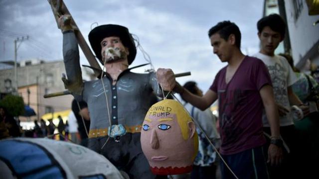 Las piñatas en México son habituales para la tradicional "quema del Judas", que encarna el mal y la tradición. Personajes de la política son representados en estas figuras a las que se les prende fuego. Este año uno de los que se repitió este año fue el precandidato conservador a la presidencia de EE.UU., Donald Trump. (Foto: AFP)