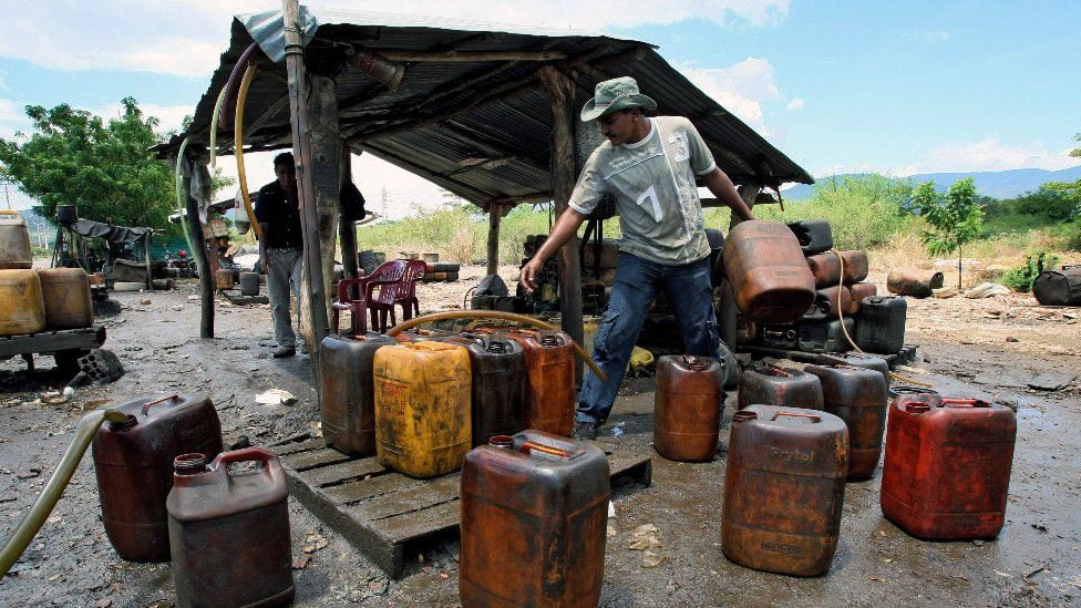This was a typical image of Cúcuta in the era of smuggling from Venezuela: pimpineros selling, as if it were legal, gasoline on the street.  (GettyImages).