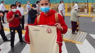 Rodrigo Vilca arribó a Perú y posó con la camiseta de Universitario