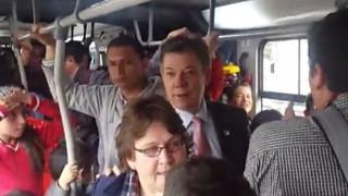 Santos viajó como un pasajero más en metro de Colombia [VIDEO]