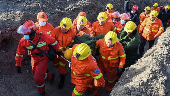 Los miembros de un equipo de rescate trasladan a un minero de una mina de carbón inundada en la ciudad de Xiaoyi, en la provincia de Shanxi, en el norte de China. (Foto: CNS / AFP)