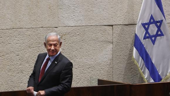 El primer ministro israelí designado, Benjamin Netanyahu, observa después de un discurso en el Pleno del Knesset (parlamento israelí) durante una sesión para elegir al nuevo presidente de la asamblea en Jerusalén. (Foto de Gil COHEN-MAGEN / AFP)