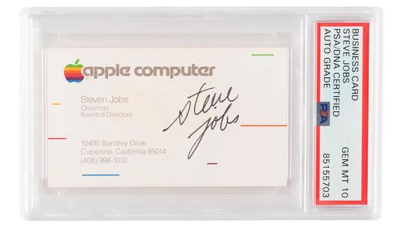 La tarjeta de visita firmada por Steve Jobs en 1983 se vendió por US$181 mil en subasta. (Captura/RR Auction)