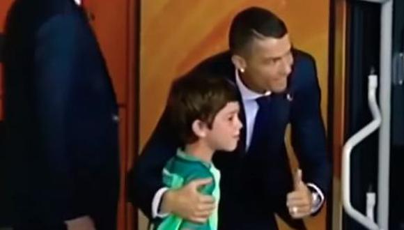 Cristiano Ronaldo bajaba del autobús de Portugal cuando de pronto un niño lo sorprendió. Lejos de ser indiferente, el crack de Rusia 2018 atendió las peticiones del pequeño ante la sorpresa de todos. (Foto: captura de video)