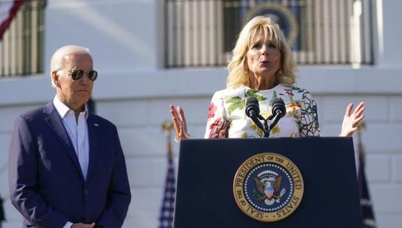 La primera dama de Estados Unidos, Jill Biden, ofrece un discurso acompañada por el presidente Joe Biden a familias de personal militar en la Casa Blanca, en Washington.