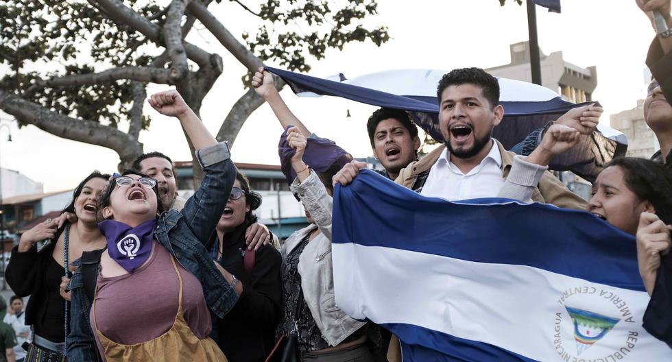 Un grupo de nicaragüenses se reúne en un "plantón" en San José, Costa Rica, para celebrar la libertad de más de 200 presos políticos que el régimen de Daniel Ortega excarceló y traslado a los Estados Unidos. (Foto: EFE)