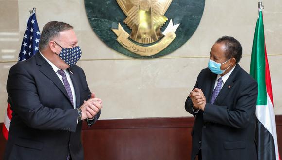 En esta imagen de archivo, proporcionada por la oficina del primer ministro de Sudán el 25 de agosto de 2020, el secretario de Estado de los Estados Unidos, Mike Pompeo (izquierda), saluda al primer ministro sudanés Abdalla Hamdok (derecha) en Jartum. (FOTO AFP / HO / OFICINA DEL PRIMER MINISTRO DE SUDÁN)