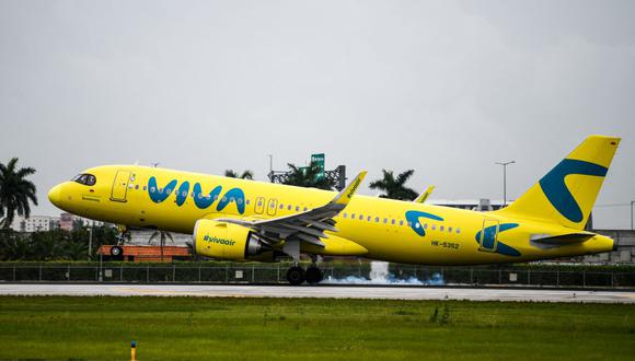 Un avión de Viva Air aterriza en el Aeropuerto Internacional de Miamim en junio de 2021. (Foto: CHANDAN KHANNA / AFP)