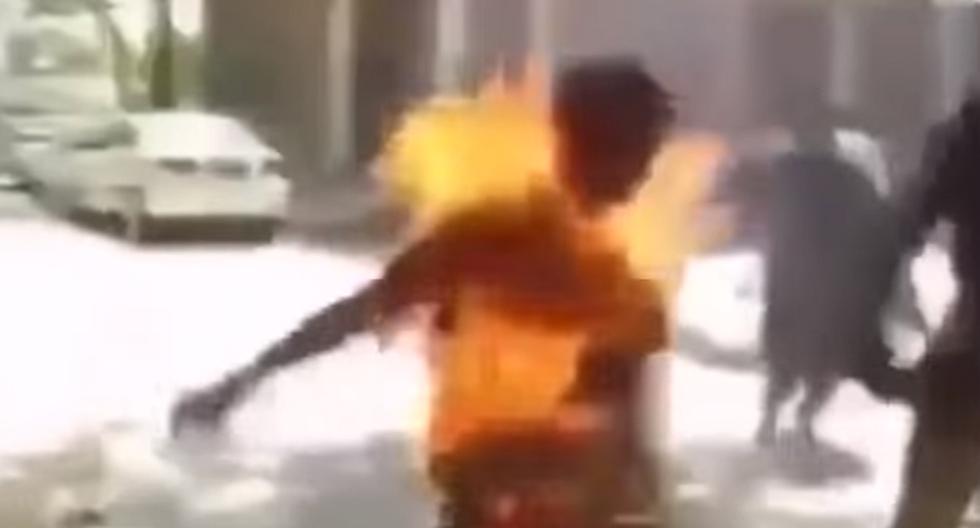 En este video de YouTube podremos observar lo que le pasó a un pobre chico en Pakistán que ardió en llamas debido a la explosión de la batería de su celular. (Foto: captura)