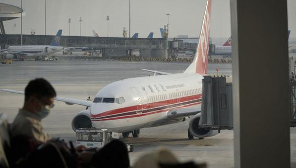 Un pasajero espera un vuelo en medio de la pandemia de coronavirus en el aeropuerto de Daxing en Beijing (China), el 8 de febrero de 2021. (JADE GAO / AFP).