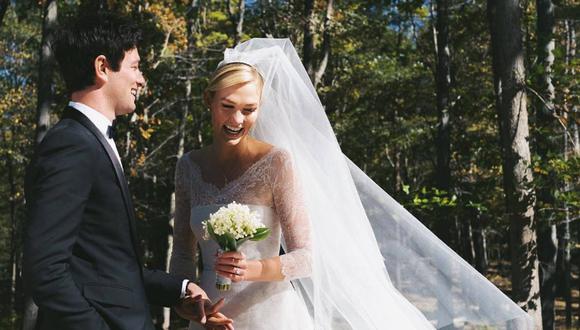 El día de su boda, Karlie Kloss optó por un vestido de Dior con cuerpo de encaje, velo de tul y un pequeño ramo con flores blancas. (Foto: Instagram)