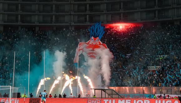 El ‘tifo’ gigante de Gogeta que acompañó a Sporting Cristal en el Nacional | VIDEO