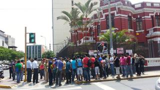 FOTOS: simpatizantes de Hugo Chávez en Lima acuden a firmar libro de condolencias