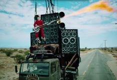 Mad Max: Conan O'Brien se convierte en el guitarrista de 'Fury Road' | VIDEO