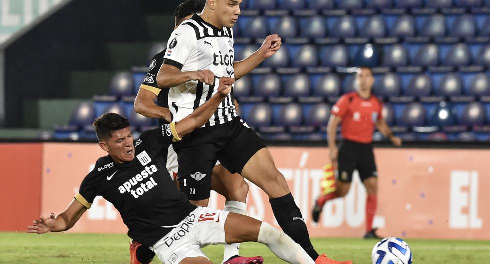 Alianza Lima's midfielder Jesus Castillo (L) and Libertad's midfielder Diego Gomez vie for the ball during the Copa Libertadores group stage first leg football match between Libertad and Alianza Lima at the Defensores del Chaco stadium in Asuncion on April 20, 2023. (Photo by NORBERTO DUARTE / AFP)