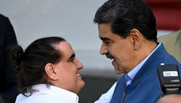 El presidente de Venezuela, Nicolás Maduro, recibe al empresario colombiano Alex Saab en el Palacio Presidencial de Miraflores en Caracas el 20 de diciembre de 2023. (Foto de Federico Parra / AFP)