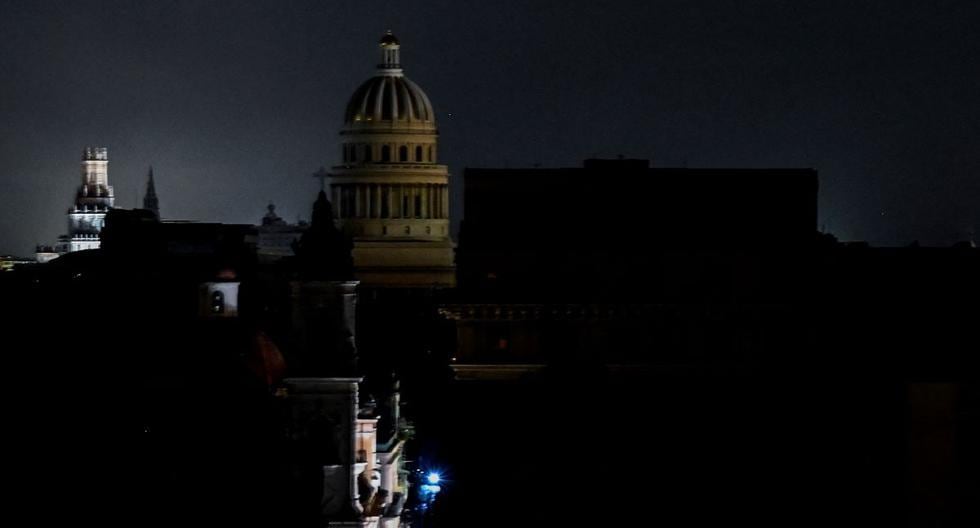 El edificio El Capitolio Nacional se ve durante un apagón en La Habana, Cuba, el 27 de septiembre de 2022, tras el paso del huracán Ian. (YAMIL LAGE / AFP).