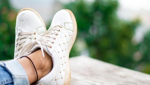 En la foto se puede apreciar unas zapatillas blancas sucias. | Imagen referencial: Unsplash