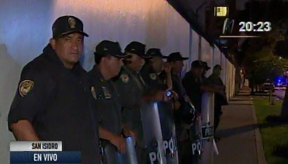 San Isidro: cordón policial custodia embajada de Chile