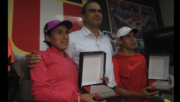 Gladys Tejeda y Raúl Pacheco fueron premiados por Federación