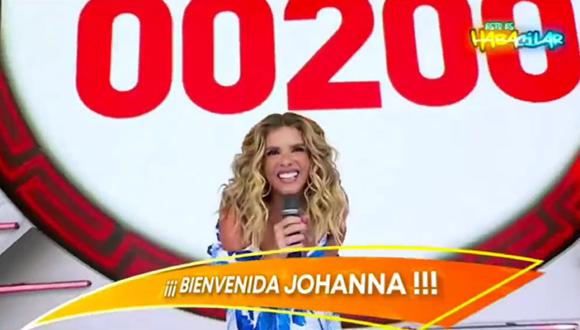 Johanna San Miguel entró cantando y bailando y fue recibido por las modelos Tracy Freundt y Thalía Estabridis. (Foto: captura de video)