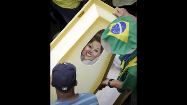 Con muñecos y fuego: Brasileños exigen destitución de Rousseff - 10