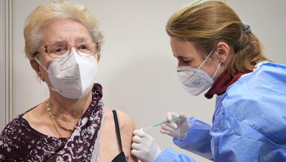 Gisela Rathgeber, 81, receives the first of two injections with a dose of the Pfizer-BioNTech COVID-19 vaccine from doctor Conny Mauruschat at the Metropolis-Halle vaccination center, as the spread of the coronavirus disease (COVID-19) continues in Potsdam, Germany, January 5, 2021.    Soeren Stache/Pool via REUTERS