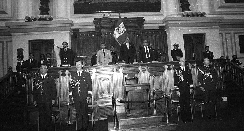 El 2 de noviembre de 1983, el Congreso de la República colocó la curul de Miguel Grau en el centro del hemiciclo durante una sesión solemne. El histórico escaño le perteneció al héroe nacional cuando fue diputado por Paita entre 1876 y 1878. (Foto: GEC Archivo Histórico)