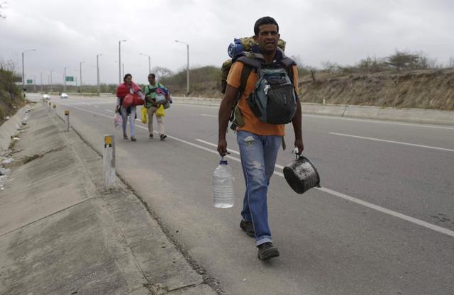 El migrante venezolano Omar Mujica caminó rumbo a Lima por la carretera Panamericana junto con otros compatriotas tras cruzar la frontera desde Ecuador a Perú. (Foto: AP)