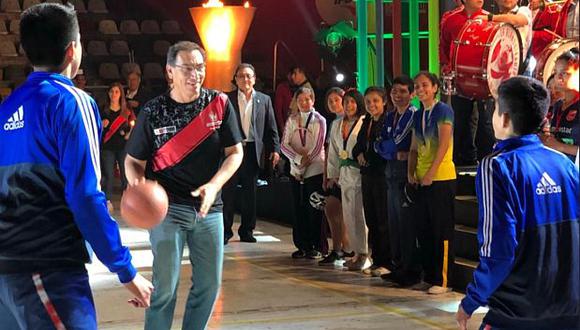 El presidente del Perú se animó a jugar básquet con los estudiantes. (Foto: Andina)