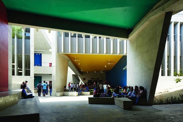 Interior del Edificio E de la Universidad de Piura (Foto: Brarclay&Crousse) 