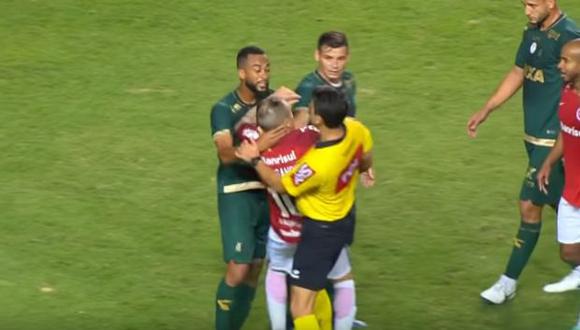 Andrés siento sostenido por un rival. (Foto: captura de YouTube)