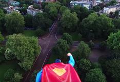 YouTube: Superman vuela en la vida real con ayuda de un drone | VIDEO
