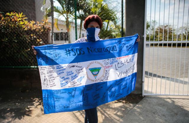 Un manifestante sostiene una bandera nacional durante una manifestación contra el gobierno del presidente nicaragüense Daniel Ortega dentro del centro comercial Metrocentro en Managua, Nicaragua. (Reuters).