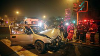 Cercado de Lima: cinco personas resultaron heridas en choque entre minivan y camioneta