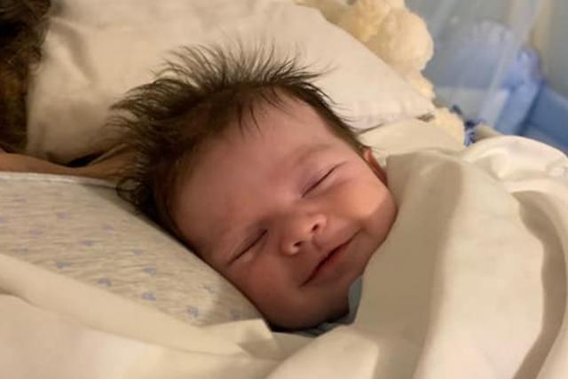En Facebook se volvió viral la historia de Parker, un recién nacido en Inglaterra que duerme con una sonrisa, ajeno a la muerte de su madre durante el parto. (Fotos: Abbie Hallawell en Facebook)