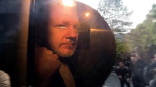 Condenan a Julian Assange, el fundador de WikiLeaks, a 50 semanas de cárcel