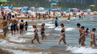 Bañistas disfrutan día soleado en playas de Florida pese al aumento de casos de coronavirus | FOTOS 